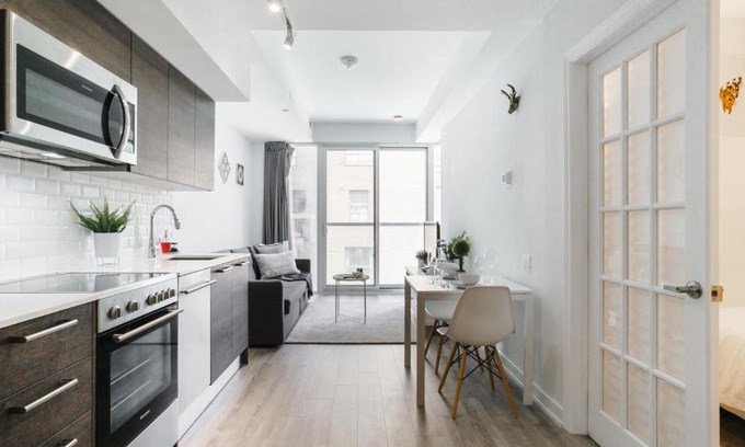 Church and Wellesley Apartment | Luxury 2BR Condo steps from Subway