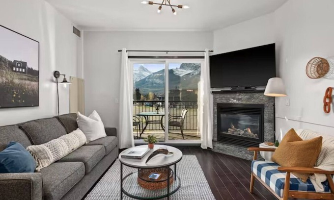 Canmore Condo | Luxury 3B Mountain Views - Pool & HotTub - Sleeps 10