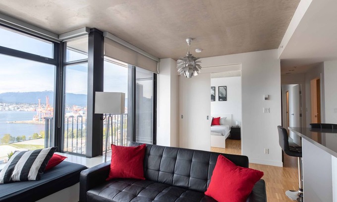Gastown Apartment | LUXURY Full Water+Mountain View in Gastown, 2BR+2BA+Free Parking+AC