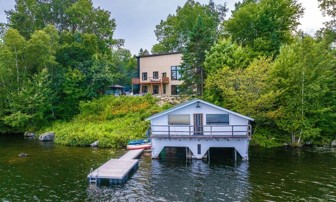 Labelle Ski Chalet | Luxury Panoramic View Waterfront-SPA-Games-Foyer