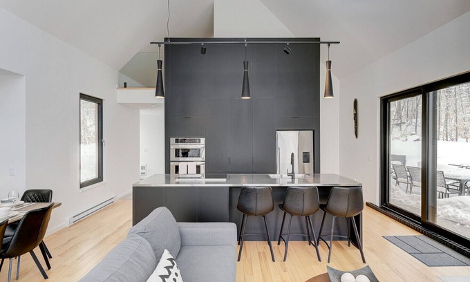 Lac Superieur Village Apartment | Luxury Scandinave 4BDR/Jacuzzi