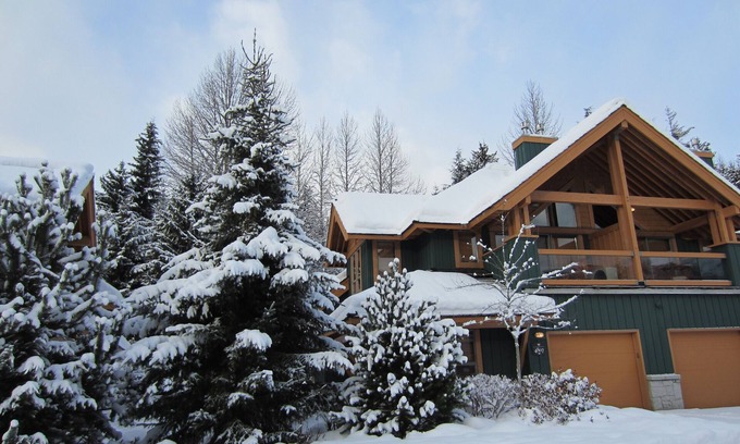Village North House | Luxury Whistler Accomodations - 4 Bedroom Montebello Townhome - Hot Tub - WiFi