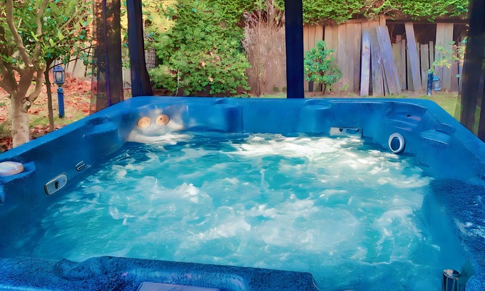 Marpole Villa | Majestic Mansion Jacuzzi and Game Room