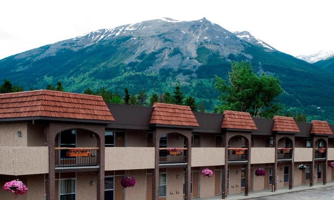 Jasper Cabin | Maligne Lodge