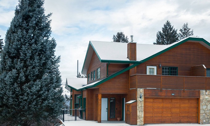 East Kootenay House | Marble Canyon 4 Bedroom Premium Townhome: Unit 202P2