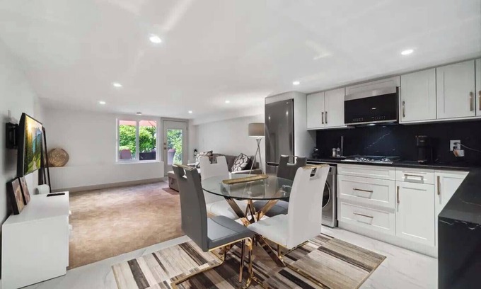 Upper Lonsdale House | Modern & Cozy 1BR suite in NV