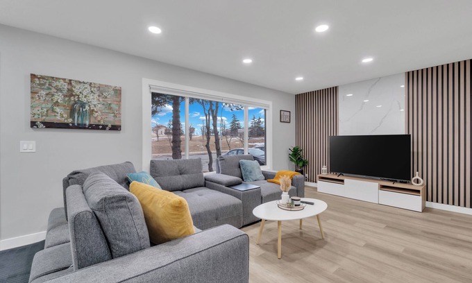 Calgary House | Modern & Cozy House, AC & BBQ, 10 min to DT & Airport! No Tenant in the basement
