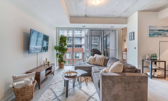 West Don Lands Condo | Modern Family Friendly Condo 3 BDRM/2 BA + Sofa bed + BBQ