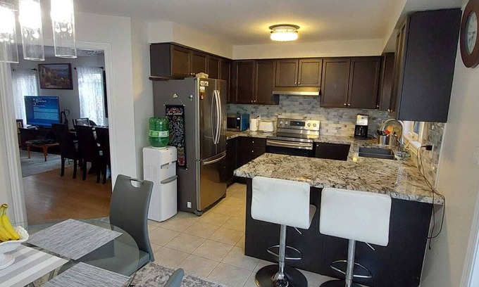 Vaughan House | Modern Four bedroom House in Maple Close to Canada Wonderland, Parks and Trails