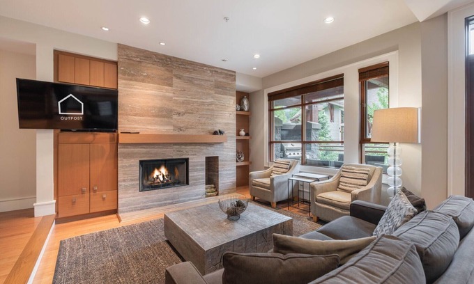 Whistler Apartment | Modern | Pets | Private hot tub | AC | Garage