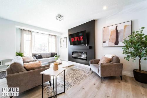 Southwest Edmonton Apartment | Modern Retreat - 3 King Beds - Garage - WiFi - Sleeps 10
