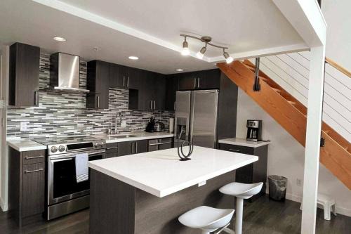 Downtown Vancouver Apartment | Modern top-floor 1-bedroom loft with free parking