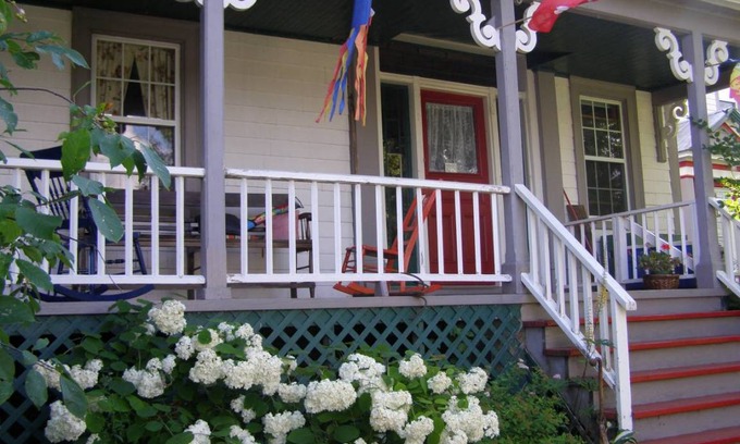 Hatfield Point House | Motel ∙ 8 guests