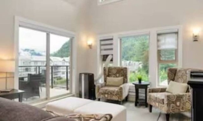 Harrison Hot Springs Apartment | Mountain View Penthouse 7BR Combo Rooftop Bliss