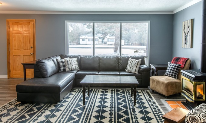 The Blue Mountains Ski Chalet | Mountain View 4BR Chalet with contactless entry - The Lake at Blue Mountains
