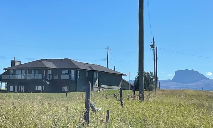 Mountain View House | MountainView luxury Waterton stargazing escape!