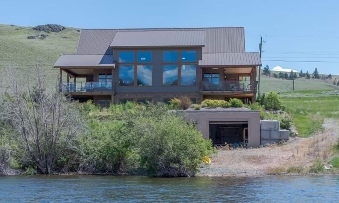 Kamloops House | Multi Family Holiday House or Retreat Facility w/lakefront beach and hot tub