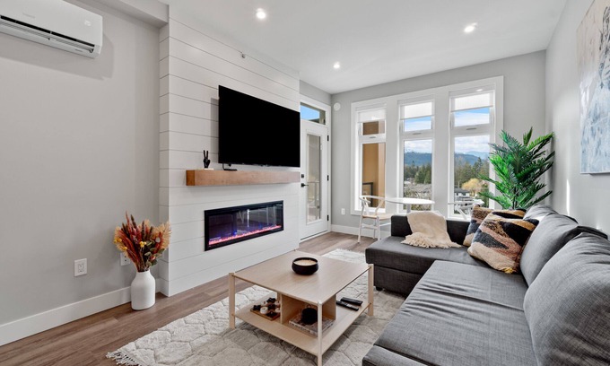 Harrison Hot Springs Condo | New Mountain View 1BR + Den