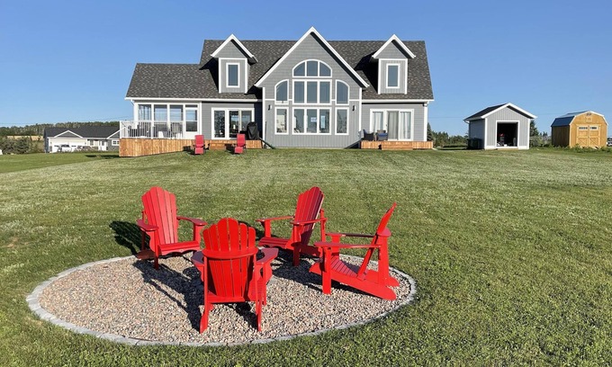 New London House | New waterfront vacation home near Cavendish. 3+ night bookings. Sleeps 10.