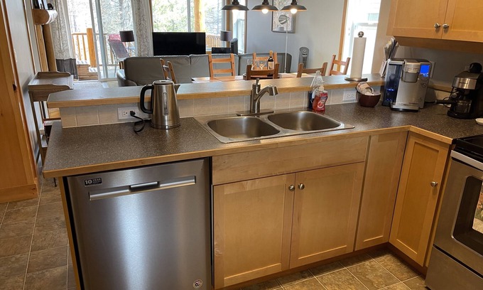 East Kootenay Condo | Newly redecorated condo right on the ski hill with private hot tub.