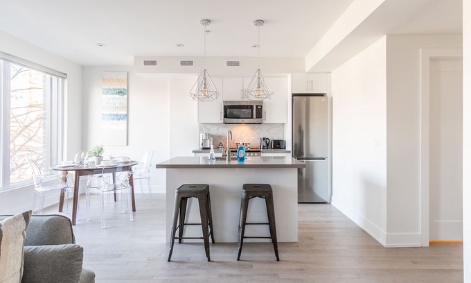 High Park-Swansea Apartment | NEWLY RENOVATED - Luxury 3BR Apartment - Steps to High Park!
