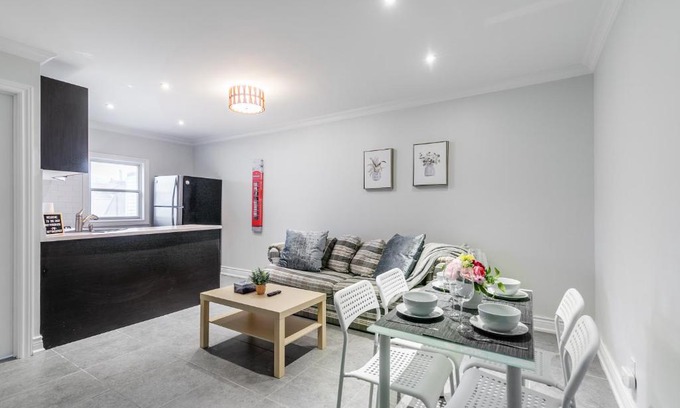 Little Italy Apartment | Newly Renovated - Modern 3BR Apartment - Trinity Bellwoods!