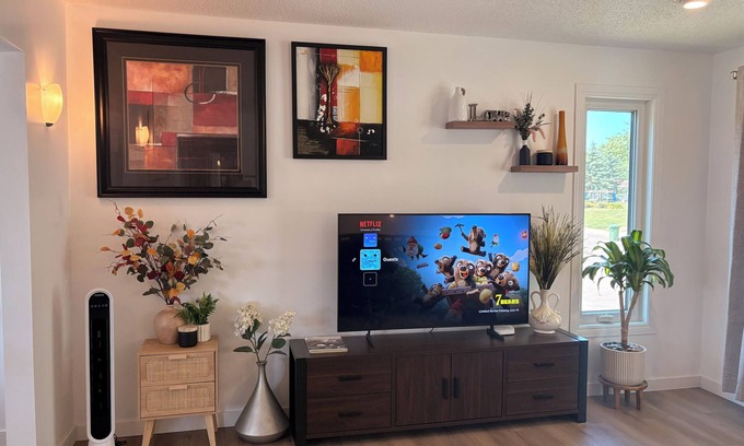 Regina House | Newly Renovated- Spacious 4 BR