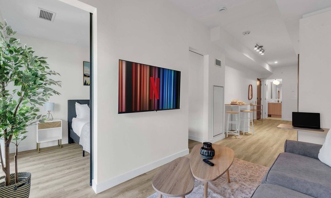 Eau Claire Apartment | Oak & Gold Retreat DT Lux River Walks