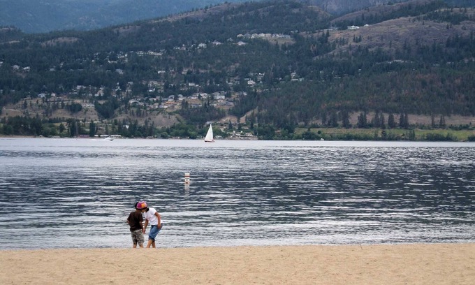 Central Okanagan Condo | Panoramic Lake Views from 14 Flr 1BR+Den Resort at Sunset Waterfront Sleeps 6