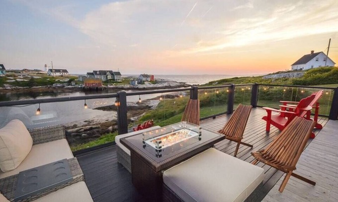 Peggy's Cove House | Peggy's Cove - Modern Home with Lighthouse View