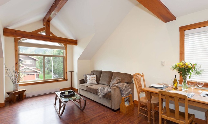 Pemberton Apartment | Pemberton Valley 1 bedroom suite king bed gorgeous views parking walk to Village
