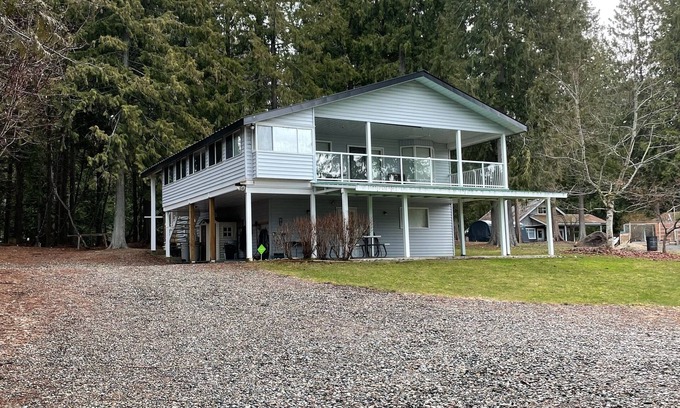 Magna bay House | Perfect lake home right across from the beach