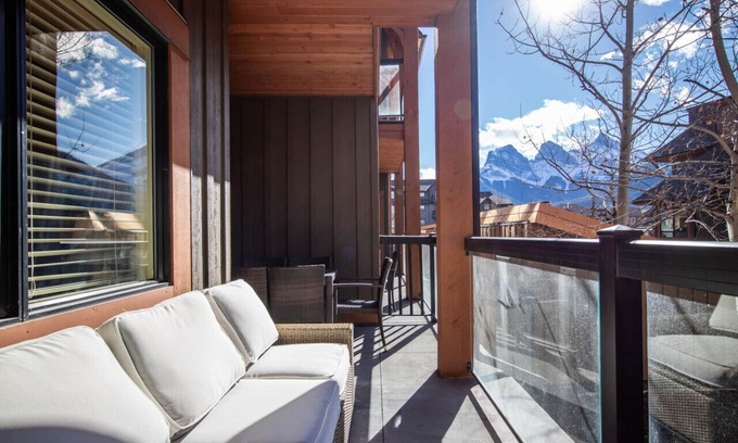Canmore Apartment | Perfect Mountain Getaway with Pool & Hot Tub