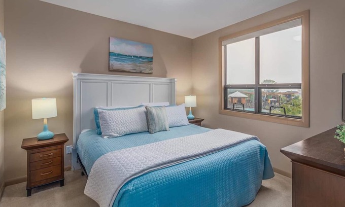 South Pandosy Condo | Playa del Sol Beach Themed Getaway! w/pool and lake view