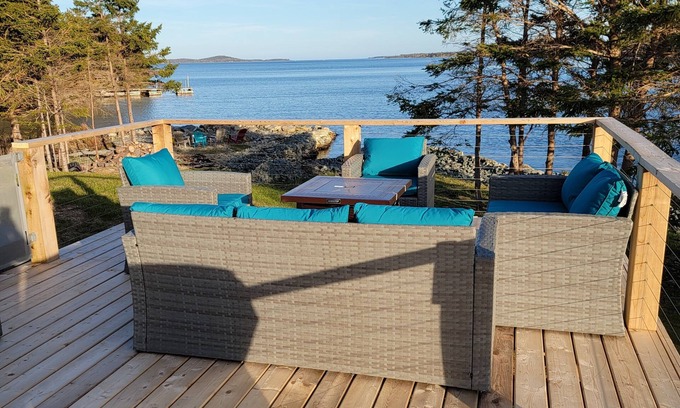 Tangier Cottage | Pleasant Harbour Oceanfront Hot-tub and Kayaks