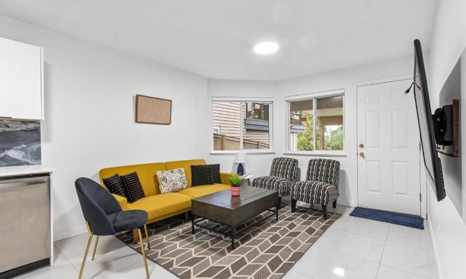 Guildford House | Pristine 3 Beds 2 Washroom Guest Suite