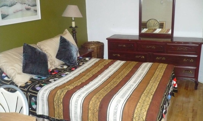 Cote-Des-Neiges—Notre-Dame-De-Grace Resort | Private room ∙ 2 guests