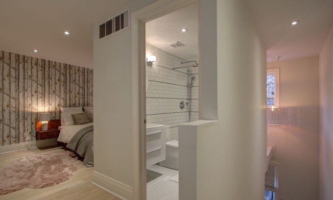 Niagara House | Private guesthouse with courtyard In Queen West Neighbourhood