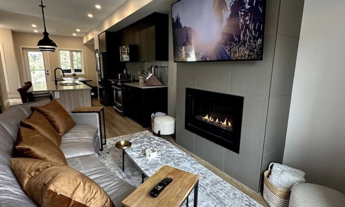 East Kootenay House | Private Hot Tub Ski In Ski Out Sleeps 9