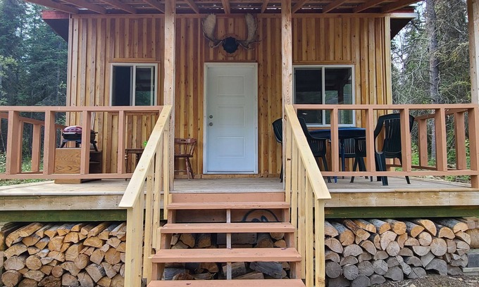 Yukon Cabin | Private lakefront cabin with mountain views