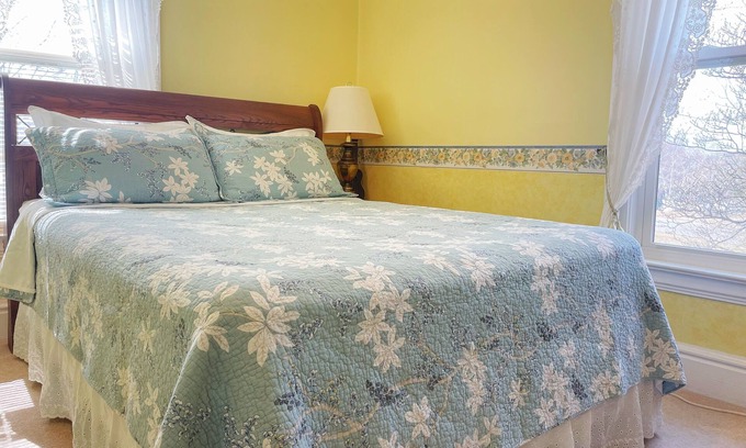Niagara Falls Bed & Breakfast | Private Room Honey Room 15 MINS WALK to Falls