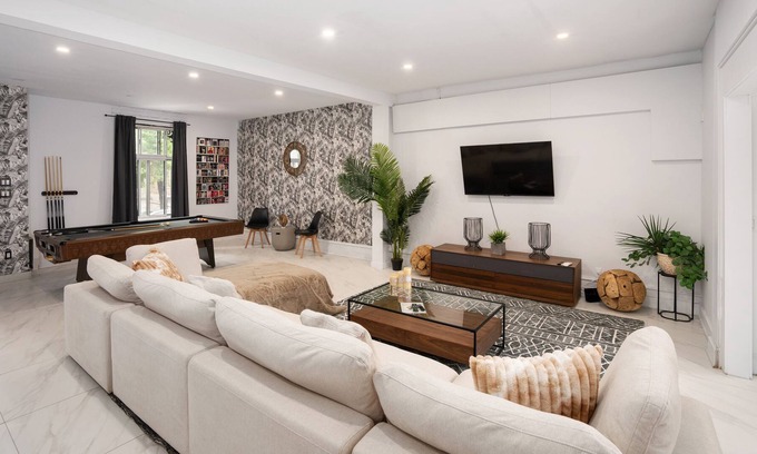 Gay Village House | Private TownHouse/Jaccuzzi Pool table &2 terrasses