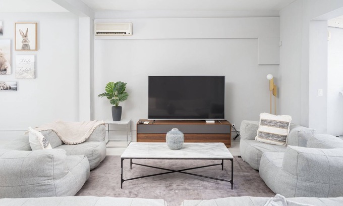 Quartier des Spectacles House | Private TownHouse/Jaccuzzi Pool table &2 terrasses