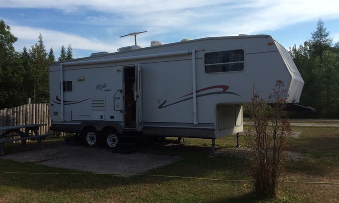 Lion's Head Cottage | Quiet family run park with cottage, trailers, trailer sites and camp site rentals - 1 bedroom trailer