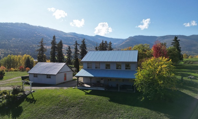 Sorrento House | Relaxing Blue House on the Farm, 8 minutes from the lake!