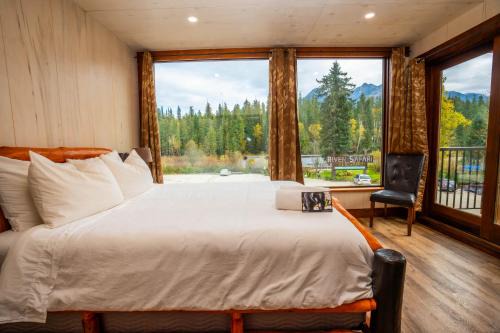 Blue River House | River Safari Bear Den