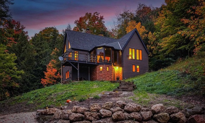 Clearview Cottage | Serene & Spacious Home in Creemore Countryside