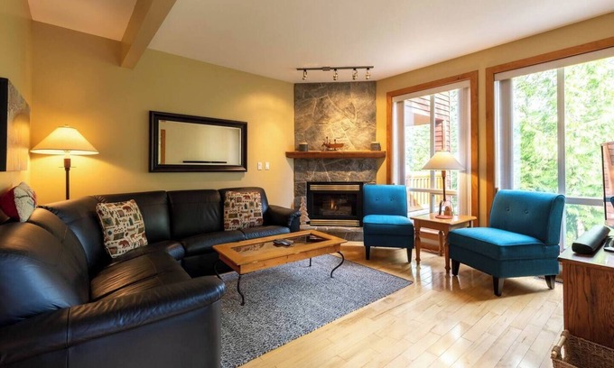 East Kootenay House | Ski In. 10 Minute Walk to the Lifts. Hot Tub