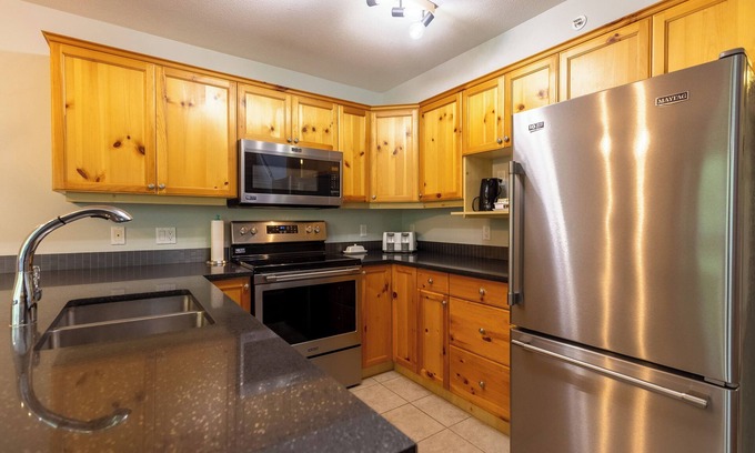 East Kootenay Condo | Ski In & 15 Minute Walk to the Lifts. Hot Tub. A/C. Pet Friendly