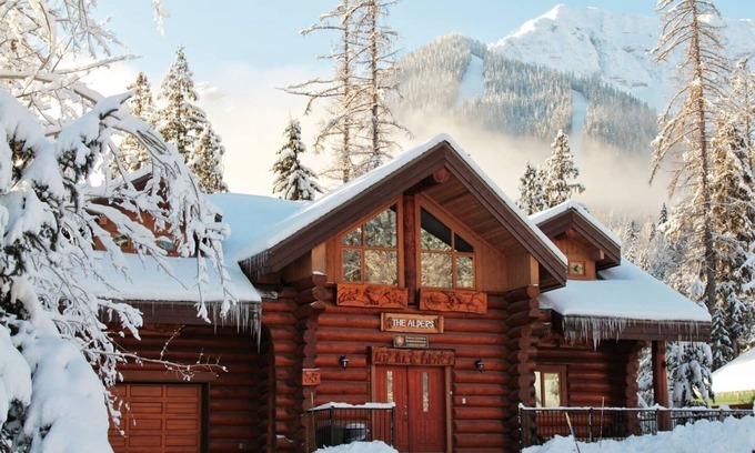East Kootenay Ski Chalet | Ski In/Out to your Hot Tub. Pool Table